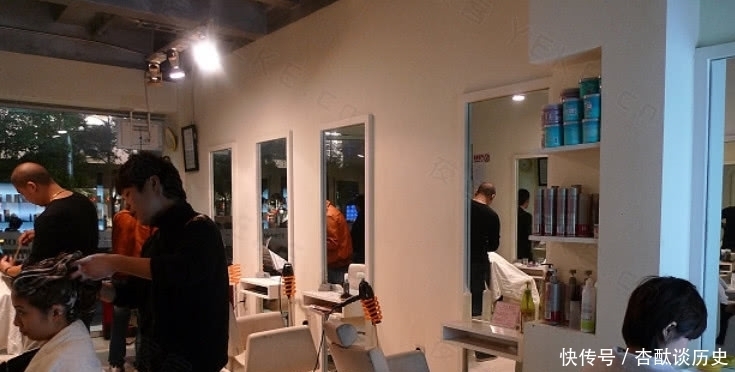 为什么去理发时，店员总会拿一杯水过来？洗头小妹偷偷告诉你实情