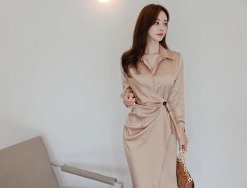 时尚穿搭孙允珠：柔美洛神丝光炫色束腰百褶裙