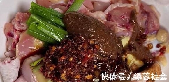 鲜嫩|平时多给家人做它吃，不油炸不煎炒，拌料一腌一蒸，鲜嫩软烂，香