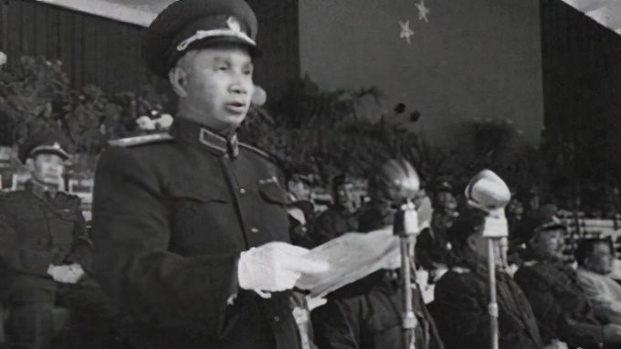 不弃|钢铁直男粟裕和白富美楚青，苦追三年结婚，相守43年不离不弃