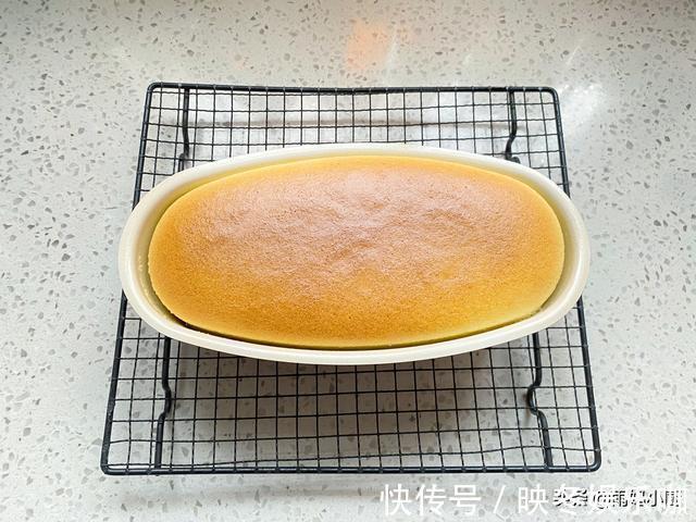 酸奶|轻如云朵的酸奶蛋糕，做法简单又好吃，比豆腐还嫩比戚风好做