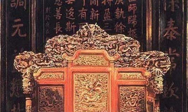 龙椅|专家对溥仪的龙椅修复了3年，却一直没有坐过，声称：不敢坐！