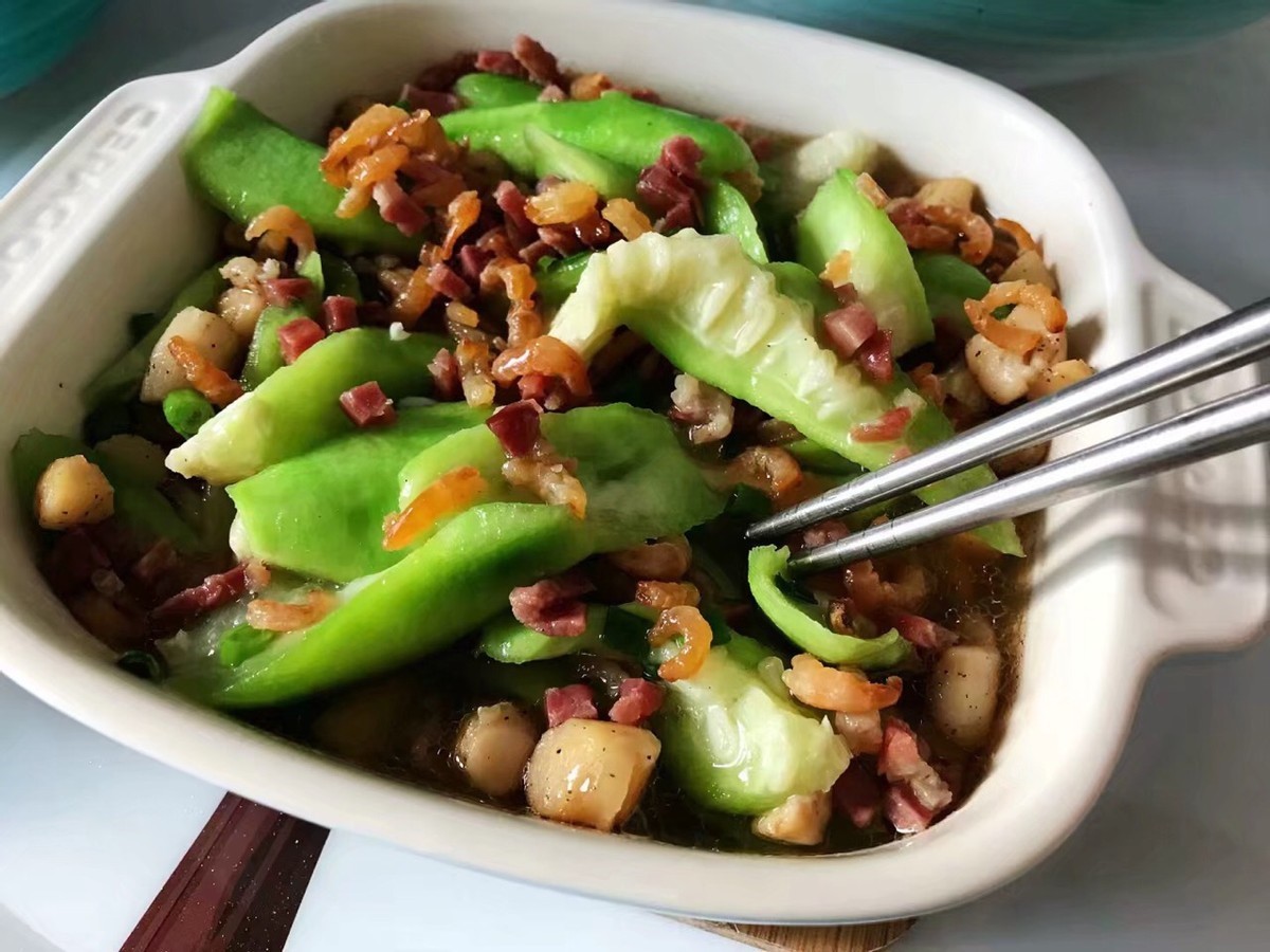 鲜嫩|丝瓜此做法，鲜嫩又营养，蒸一蒸就上桌，大人孩子都爱吃