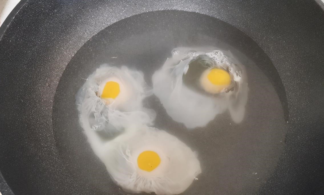 煮荷包蛋时,沸水下锅是错的!掌握“5点技巧”,完整不散不起沫