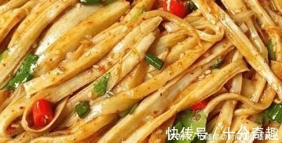 最近我家没少吃这菜，不炒不炖，上锅蒸熟，撕成条，拌上料汁，真香