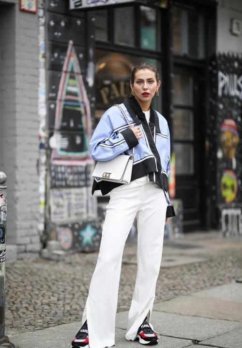 早春火了一种穿法叫:拖地裤+外套,时髦显腿长,小个子也合适