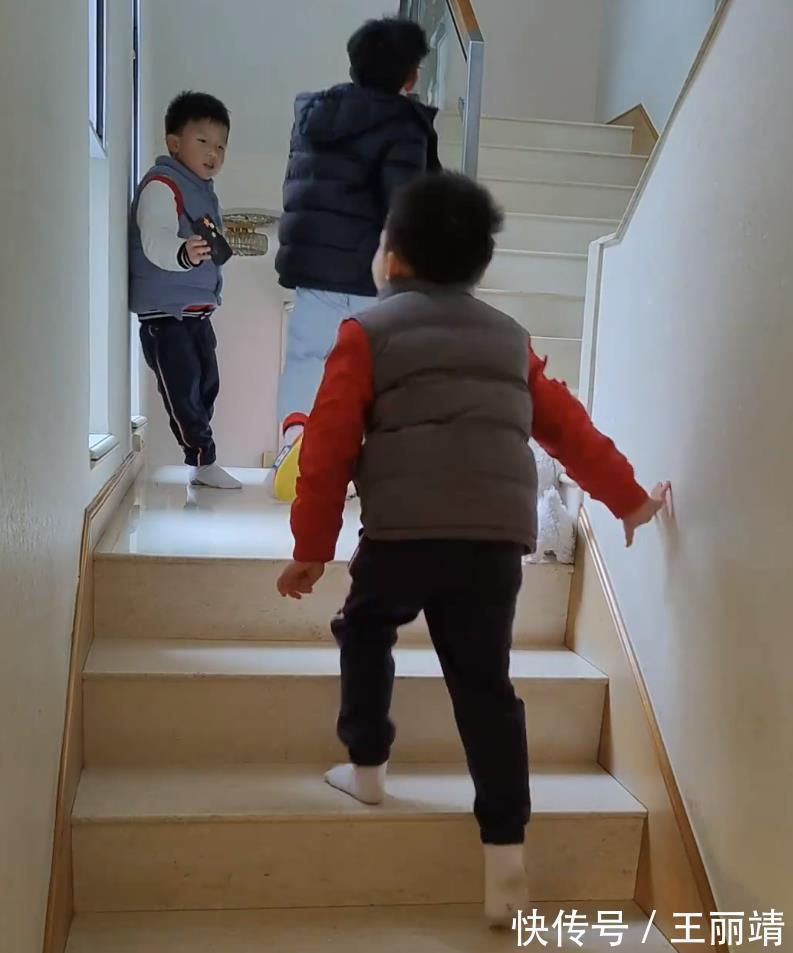 中国网球|中国网球传奇晒1人带4娃照片,家住香港豪宅,院子大到可以打球