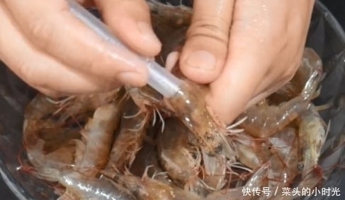 牙签|今天才知道去虾线这么简单，只需用一根吸管，太省事了！