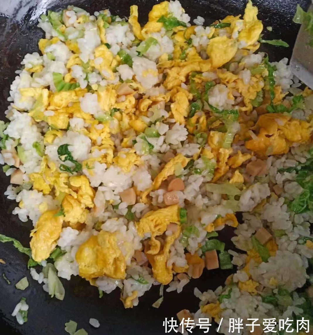 儿子饿了用鸭蛋、火腿、简单做个蛋炒饭，直呼太好吃了