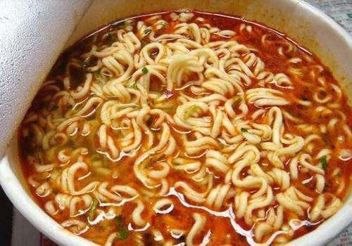 垃圾食品|几种你爱吃的食物,其实都是垃圾食品有面、有汤,还有午餐肉