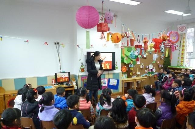 老师|儿子去上幼儿园,宝爸在包里放了根录音笔,回家听完后脸色很难看