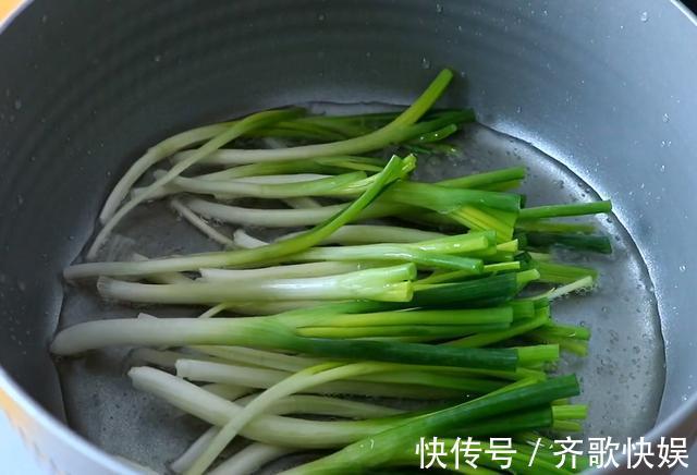 保鲜膜|葱油饼有诀窍，香酥掉渣，葱香十足，一层比一层香，天天吃都不腻