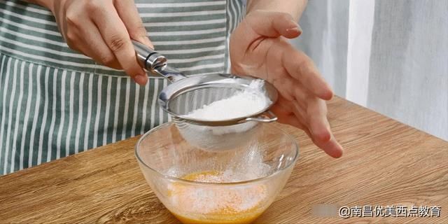 轻轻软软像在捏了朵云,一口下去奶香、醇苦、香甜、微酸