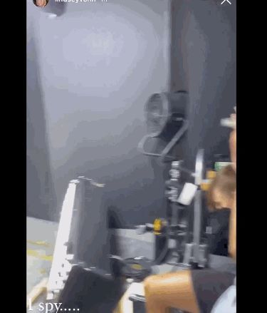 造型|头发染成蓝色+白裙!威少新造型引热议,乐福点赞队友叹与众不同