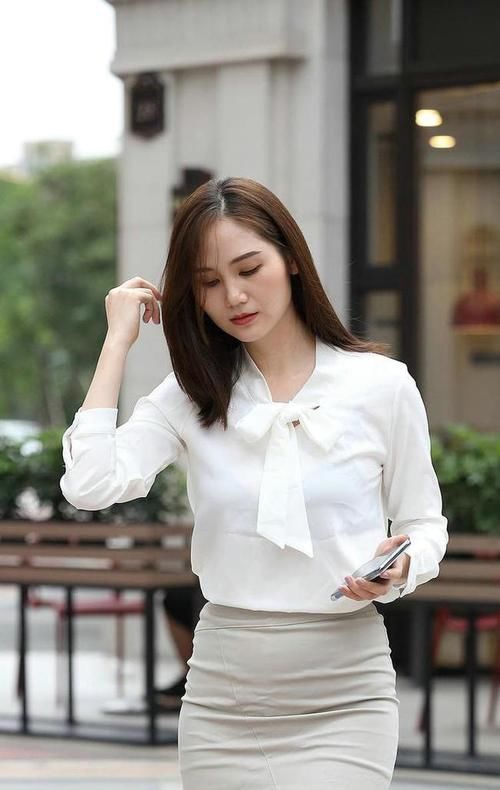 搭配 白色真丝衬衫,搭配灰色包臀裙显得清新唯美,高级感十足