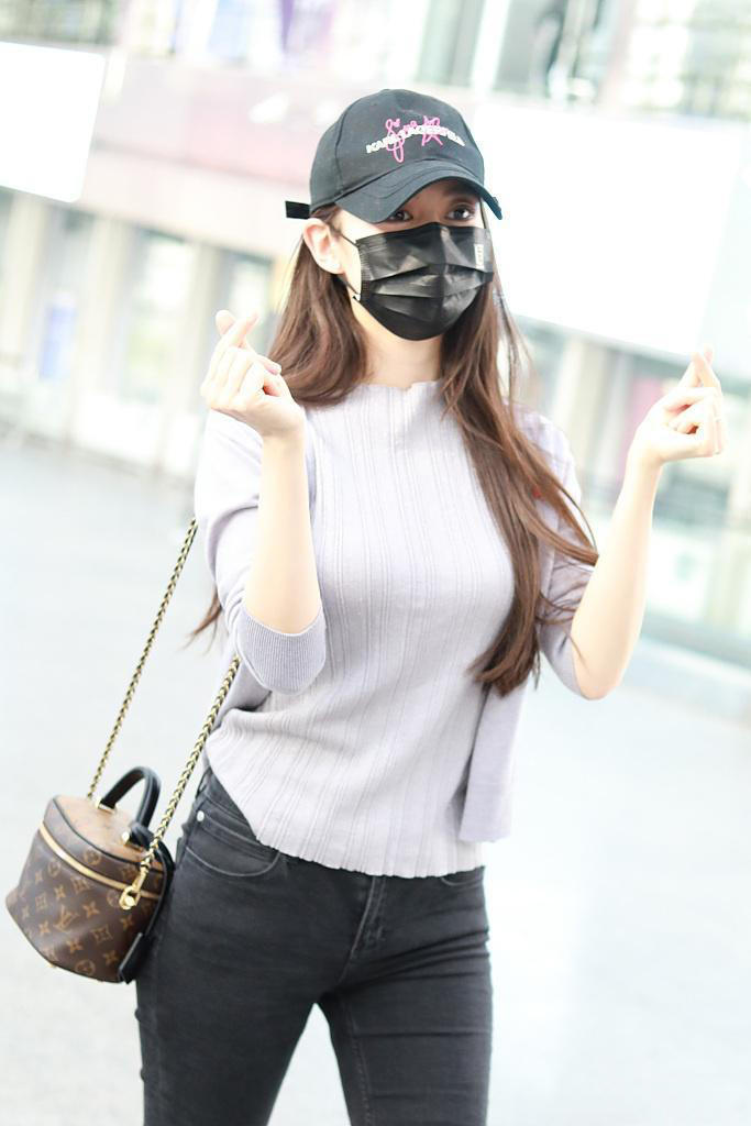 高挑|吉娜又美出新高度,灰色针织衫配修身长裤高挑利落,腰细得像P的