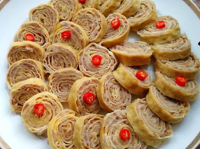 快过年了,豆腐皮这样做,卷一卷蒸一蒸端上桌,一层更比一层香