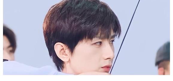 成毅《奇妙之城》路透流出,镜头拉远后,才明白他与路人的区别