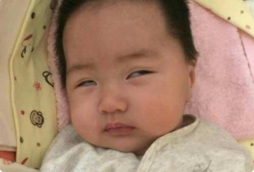 孩子睡着后有多萌？宝宝“翻白眼”举动逗笑宝妈：咋，不合心意？