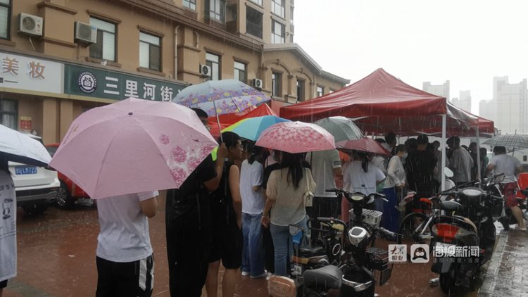 魏清|青岛未成年人新冠疫苗接种现场：感谢那些“冒雨撑伞”的人