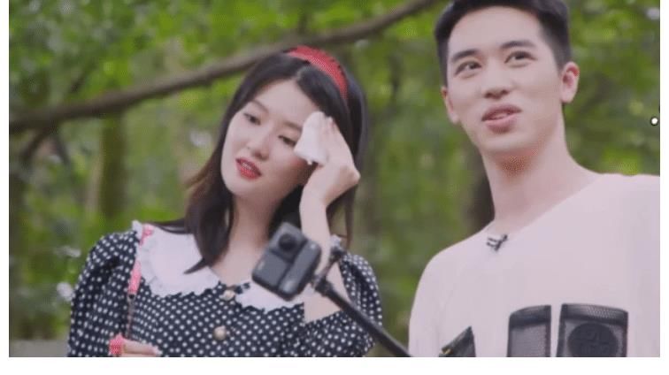 感情观|许魏洲背乔欣下山，互动超甜！但从采访中看出两人感情观不同