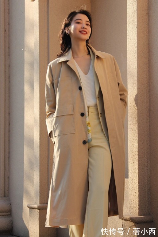 搭配 卡其色“风衣”才是永远的经典,2022年依然很火,这样穿太美了