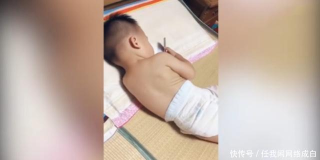 老爸|1岁宝宝偷玩老爸手机,听到爸爸脚步声后,宝宝的反应太机智了