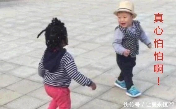 妈妈|3岁宝宝偶遇“黑人宝宝”，手足无措对妈妈疯狂哭喊这是啥呀
