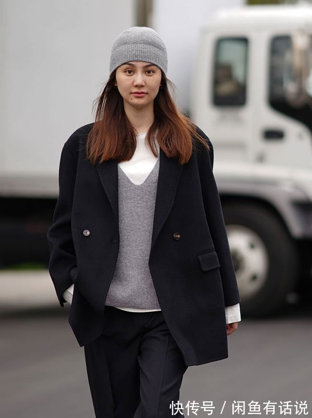 博主|为什么你穿黑大衣不好看?45岁博主的4个“配色法则”很值得借鉴