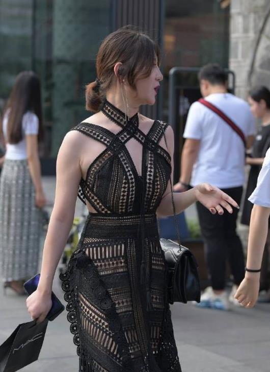 时尚|街拍追求不同风格的美,露背裙你值得拥有