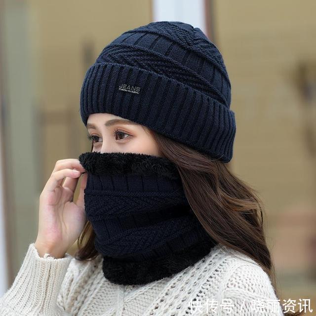 三四十岁的女人，冬天流行大衣+帽子！搭这种“帽子”，很时髦！