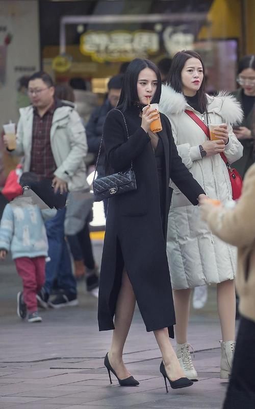 换季穿搭我选风衣，今年风衣就要光腿穿，挡风遮肉显气场