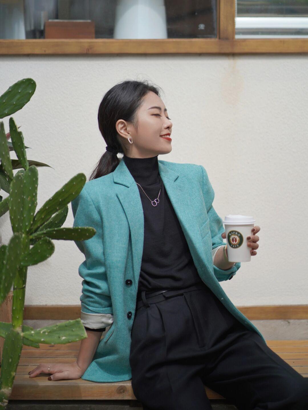 保暖|这个秋冬流行“西装叠穿”,让职场OL也能兼顾保暖与时尚,超好看