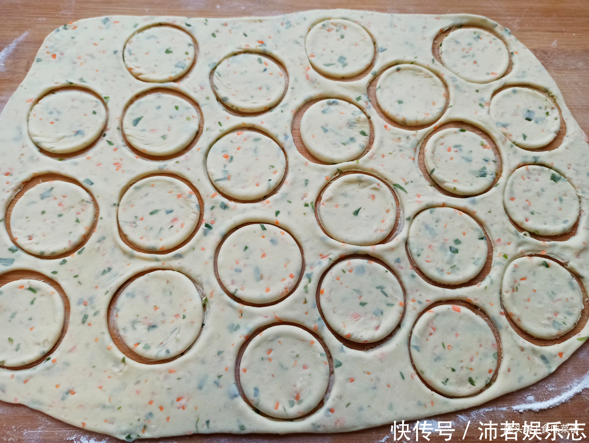 开水|面粉新吃法，无需发面，开水一烫就搞定，个个鼓大泡，比油条还香