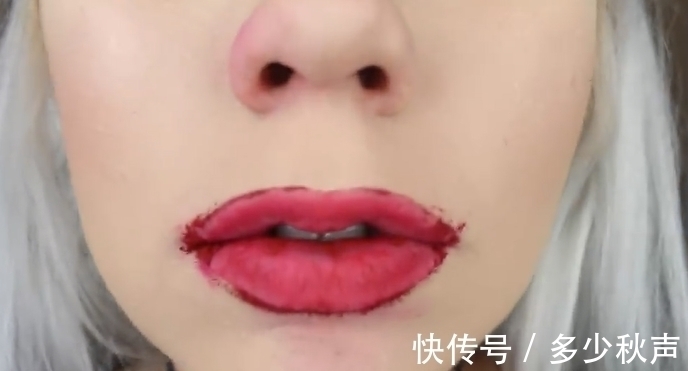 爱美之心 国外美女挑战涂200层口红,用镊子撕掉的瞬间,强迫症表示很舒服