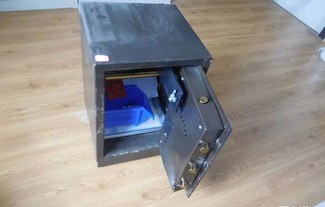  枪毙|史上最牛死囚，枪毙前大喊我用“开锁绝技”换一命，公安成交