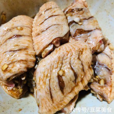 鸡翅|自制完胜KFC的椒盐鸡翅的家常做法，简单快捷又好吃