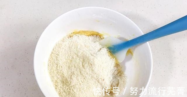 搅拌均匀|酥到掉渣的椰蓉酥饼,一口香酥,两口满足!