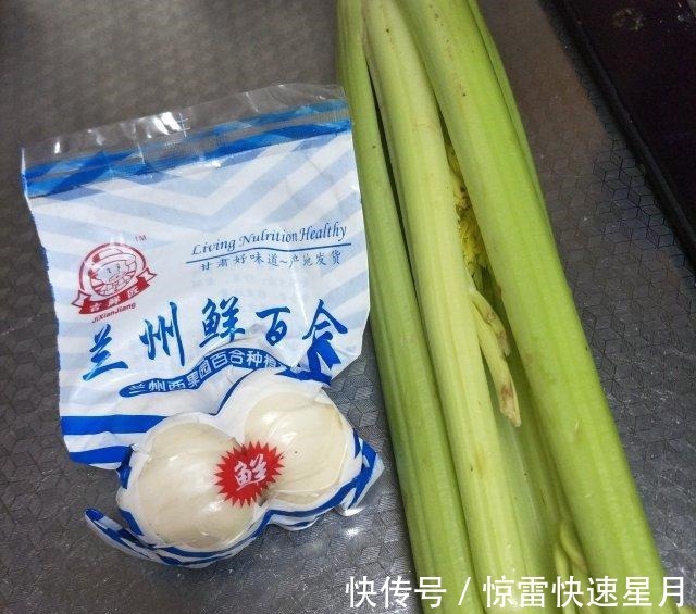 西芹|百合炒西芹，简单快手，清淡鲜美！