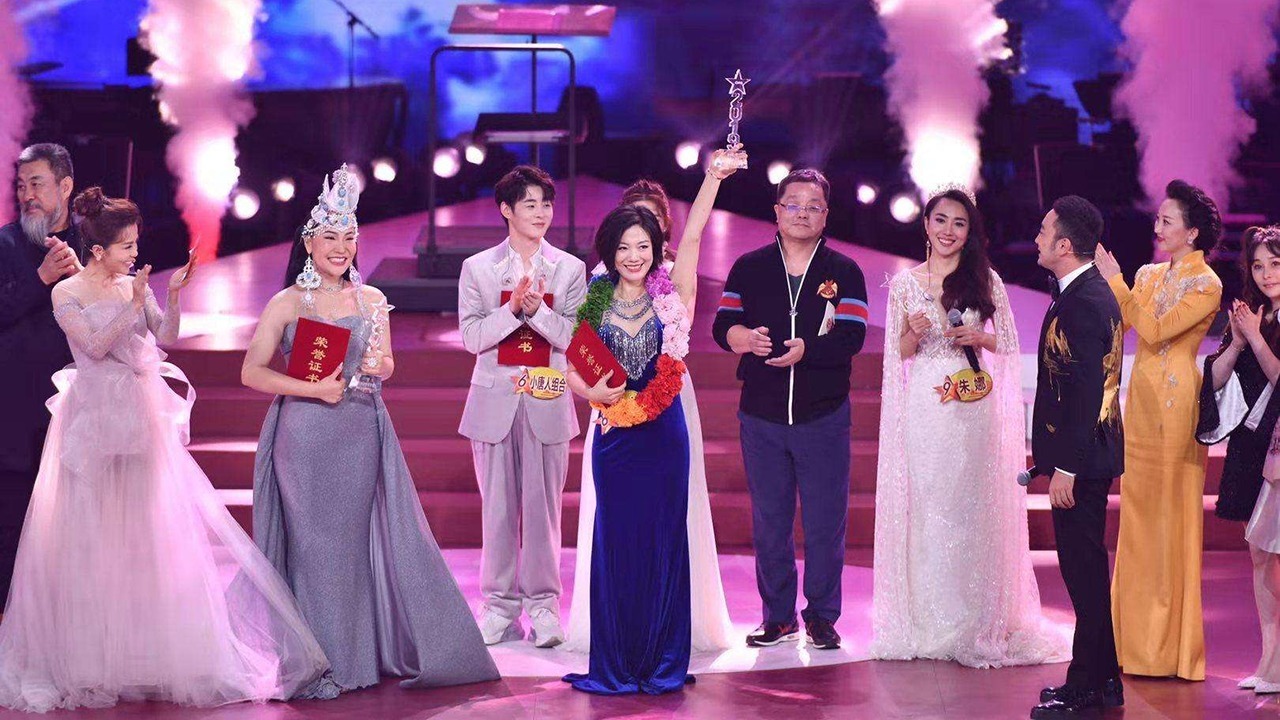 尼格买提|她是《星光大道》最惨冠军,曾在春晚压轴,如今却在街头卖唱?