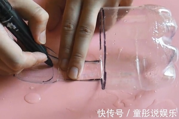 塑料瓶剪几刀套在水龙头上,全家人都要抢着用,真的太棒了!