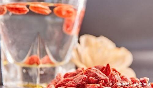 保温杯里泡枸杞，也会泡出害处四种情况下，建议你别喝枸杞