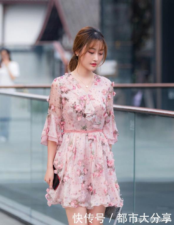 时尚|时尚粉色碎花裙,简单又清新,穿出了“仙女”的感觉