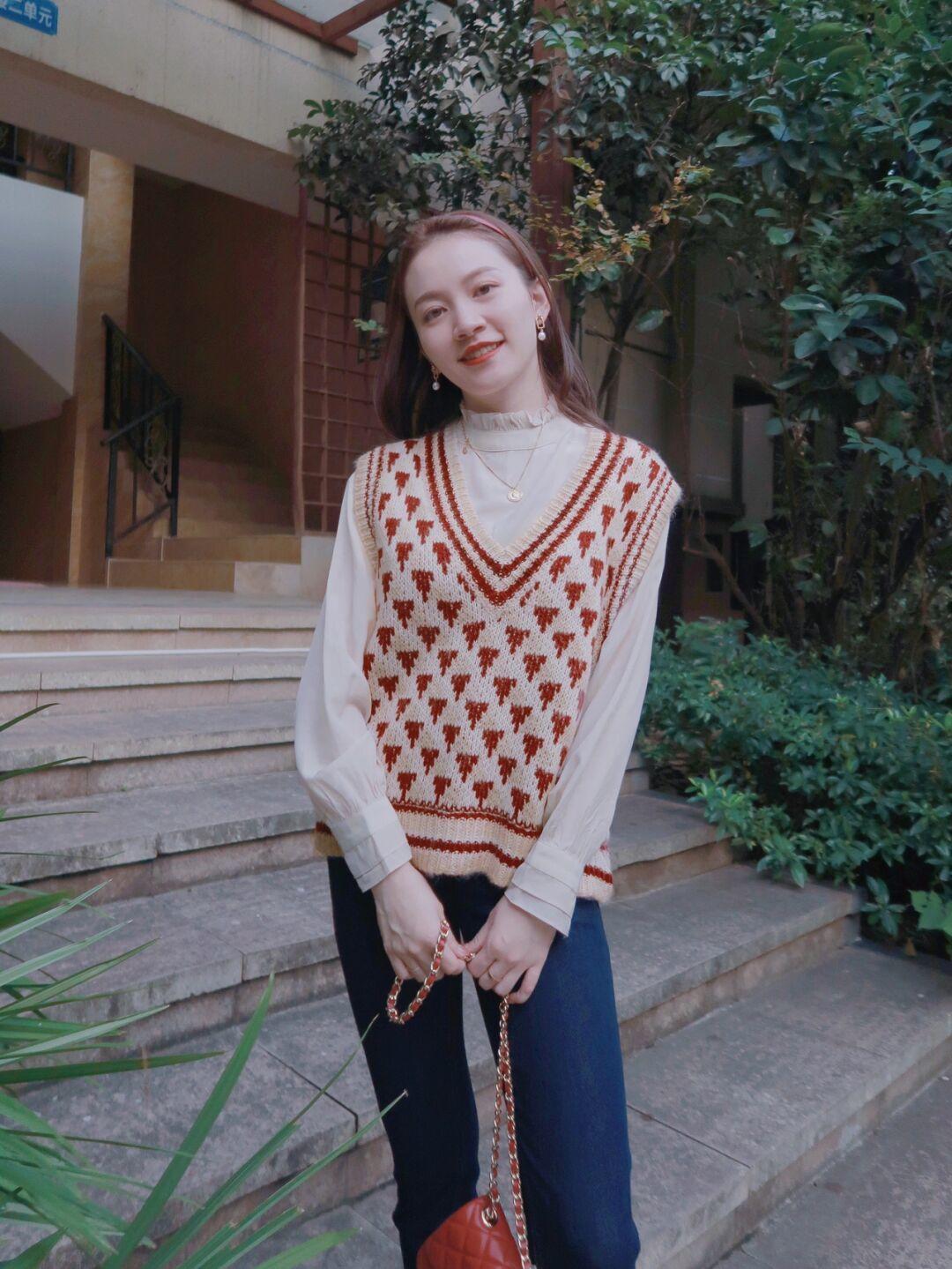 搭配 看了这位姐姐的搭配,才知道“毛衣”的时尚,基础款穿出高级感