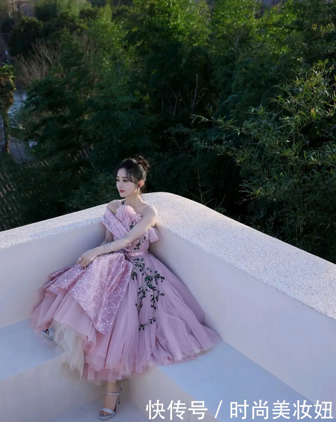 穿搭|何超琼到底是大户人家，穿淡紫色连衣裙高贵优雅，这气质绝了