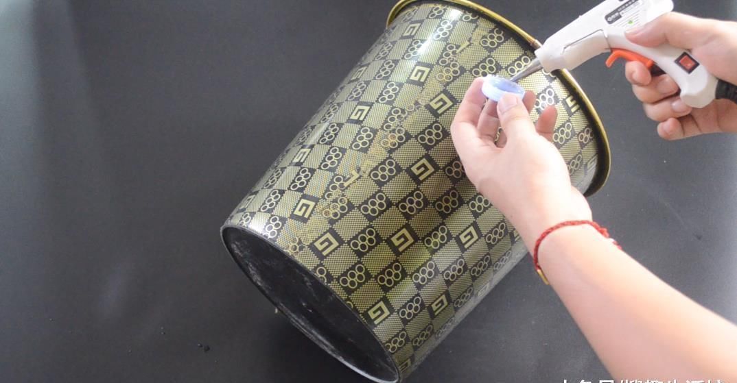 妙用|垃圾桶上粘一个塑料瓶, 一年还能帮家里省不少钱, 可惜知道的人不多