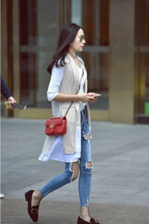 街拍:轻装出行的美女,身材气质真的无话可说