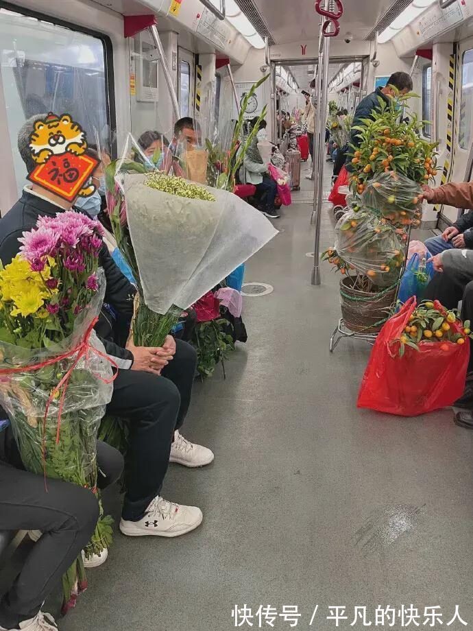 |今日段子：竟然还有人反向烤火？难道不怕烧到屁股吗？