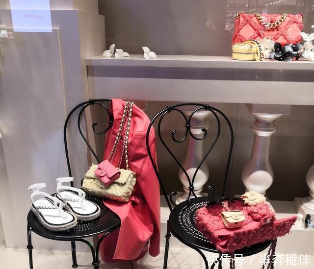 2021年怎么穿？学时尚达人叠穿法则，气质感美女气质扑面而来