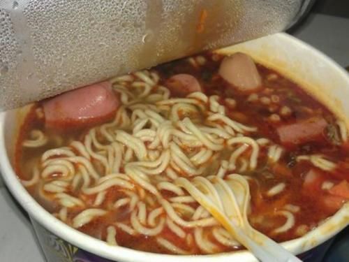 泡面|方便面的面饼上,设有这个“小套路”,程序员难怪总是吃不饱